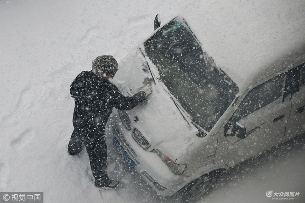 济南暴雪路上汽车变绝望冰壶